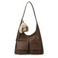Borsa tote marrone scuro con tasche frontali, cuciture a contrasto e ciondolo a coniglio - Con Ciondolo / Marrone