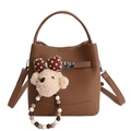 Bolso cubo marrón con textura lichi, colgante de oso de peluche y cierre de metal - Con Colgante / Marrón