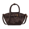 Borsa a secchiello marrone scuro con texture trapuntata e fibbia dorata su sfondo bianco - Marrone