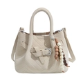 Secchiello beige in ecopelle trapuntata a V con manico e ciondolo con perline - Bianco Sporco