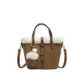 Bolso cubo de gamuza marrón con ribete de piel sintética blanca y correa de cuero ajustable - Con Colgante / Marrón