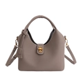 Bolso de mano de piel gris elefante con cierre giratorio dorado y correa ajustable - Gris