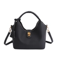 Bolso hobo negro con textura de lichi, costuras blancas en contraste y cierre dorado - Negro