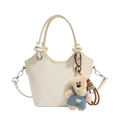 Borsa a secchiello beige crema con tracolla e grazioso ciondolo a forma di orso - Bianco