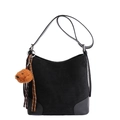Borsa a spalla in pelle scamosciata nera con finiture in pelle e ciondolo orsetto - Con Ciondolo / Nero