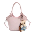 Borsa a secchiello rosa in ecopelle con bordo ondulato e ciondolo a forma di orso - Rosa
