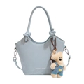 Borsa tote celeste in pelle con bordo ondulato e ciondolo a forma di orsetto di peluche - Blu