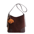 Borsa hobo in camoscio marrone con ciondolo a orsetto e finiture in pelle liscia retrò - Con Ciondolo / Marrone