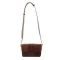 Bolso bandolera de ante trenzado marrón con correa ajustable y silueta cuadrada retro - Marrón