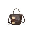 Bolso cubo marrón oscuro en cuero sintético encerado con un bonito colgante de osito - Marrón