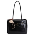 Glänzende schwarze Lackleder-Tote-Bag mit goldener Schnalle und Plüschbär-Anhänger - Mit Anhänger / Schwarz