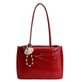 Rote Lackleder-Tasche mit flauschigem Bärenanhänger und elegantem Metall-Schnallenriemen - Mit Anhänger / Rot