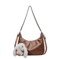 Braune Hobo-Tasche in Halbmondform mit Silberkette und süßem Hasen-Anhänger - Groß Mit Anhänger / Kaffeebraun