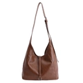 Dunkelbraune Retro Hobo-Tasche aus weichem Narbenleder mit verstellbarem Riemen - Hellbraun