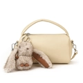 Sac Boston beige crème en cuir grainé avec un porte-clé lapin en peluche doux - Avec Pendentif / Blanc