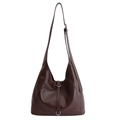 Dunkelbraune Vintage-Tasche aus weichem Leder mit silberner Schnalle und Schultergurt - Kaffeebraun