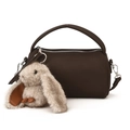 Sac à main Boston minimaliste marron foncé en similicuir avec un pendentif lapin en peluche - Avec Pendentif / Marron