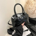 Elegante bolso de mano pequeño cuadrado negro brillante con hebilla plateada - 21x14x8cm / Negro
