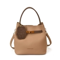 Sac seau beige avec poignées marron et charme d'ours en cuir à texture grainée - Khaki