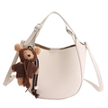 Sac seau crème à texture litchi avec breloque d'ours en peluche et bandoulière - Avec Pendentif / Blanc