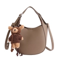 Sac seau demi-lune en cuir PU marron avec grain de litchi et pendentif ours mignon - Avec Pendentif / Gris