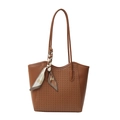 Borsa tote intrecciata marrone da donna con foulard decorativo e doppi spallacci - Cuoio
