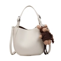 Elegante borsa a secchiello beige in pelle litchi con ciondolo a orso e tracolla - Con Ciondolo / Bianco