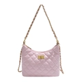 Bolso de hombro rosa acolchado con diseño de rombos y cadena dorada en forma de luna - Rosa