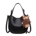 Borsa a secchiello nera in pelle martellata con ciondolo a orsetto e tracolla regolabile - Con Ciondolo / Nero