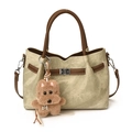 Khaki Beuteltasche mit braunen Lederriemen und süßem Plüsch-Hundeanhänger - Mit Anhänger / Gebrochenes Weiß