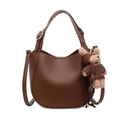 Borsa a secchiello in pelle marrone con ciondolo a orsetto in maglia e tracolla - Con Ciondolo / caffè