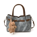 Graue Bucket Bag aus verwaschenem Denim mit Ledergriffen und Plüschhund-Anhänger - Mit Anhänger / Denim-Blau