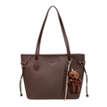 Bolso tote marrón oscuro minimalista con textura granulada y colgante de oso - Con Colgante / Marrón