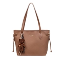 Bolso tote marrón con grano de litchi, logo dorado y colgante de oso de peluche - Con Colgante / Marrón