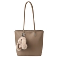 Secchiello in pelle marrone scuro con trama litchi e ciondolo con coniglietto di peluche - Con Ciondolo Coniglio di Peluche / Grigio