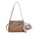 Bolso bandolera de piel suave marrón claro con hebilla plateada y colgante de conejo - Con Colgante / Caqui