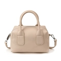 Elegante beige Tasche aus genarbtem Leder mit Tragegriffen und silbernen Beschlägen - Off-White