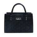 Bolso de mano negro minimalista con textura ondulada y cierre plateado - Negro