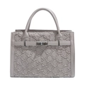 Bolso de mano gris claro con textura plisada y hebilla plateada de diseño cuadrado - Gris