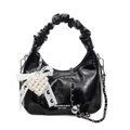 Schicke Handtasche aus schwarzem Lackleder mit Raffungen, Perlenherz und Silberkette - Mit Anhänger / Schwarz