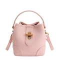 Elegante bolso de cubo rosa con grano de lichi, herrajes dorados y bandolera ajustable - Rosa