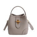 Bolso cubo vintage de cuero gris con cierre giratorio dorado y correa de hombro ajustable - Gris
