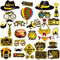 Vielzahl von Foto-Requisiten für Ruhestandsfeiern mit gelb-schwarzen Papiermotiven - Foto-Requisiten-Set