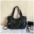 Borsa tote in pelle nera con borchie argentate e tasche con zip su sfondo minimale - Nero