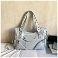 Borsa tote in pelle perlata grigio chiaro con rivetti argentati e cerniere funzionali - Blu