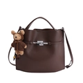 Sac seau minimaliste en cuir marron foncé avec fermoir argenté et charm ours en peluche - Avec Pendentif / Marron