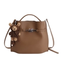 Sac seau en cuir grainé marron avec boucle métallique et breloque petit ours - Avec Pendentif / Marron