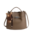 Sac seau minimaliste marron foncé texture cuir avec accessoire ours en peluche - Avec Pendentif / Kaki