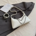 Bolso sobaco blanco de cuero litchi con cadenas plateadas y correa ajustable moderna - Blanco