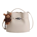 Sac seau crème texturé litchi avec fermoir argenté et charmant pendentif d'ours en peluche brun - Avec Pendentif / Blanc